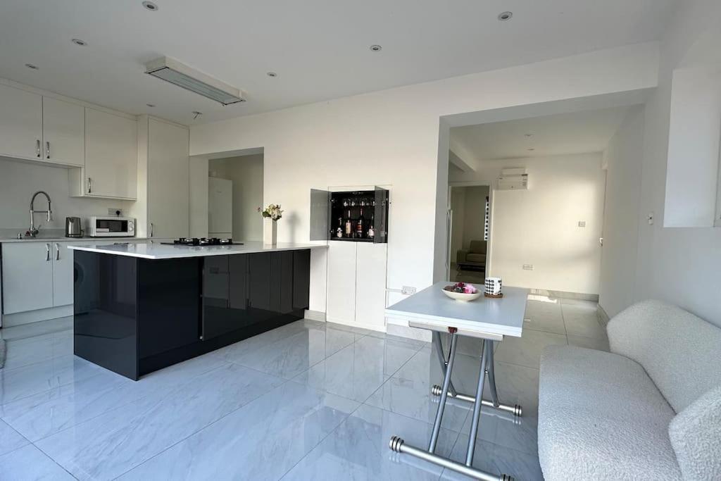 Beautiful 3 Bedroom House In London -Ensuite Bed Room Twickenham Exterior foto